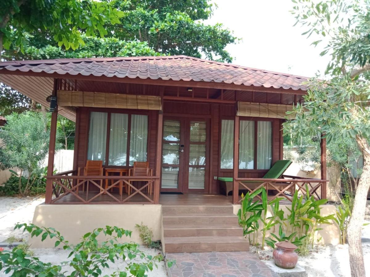 Sylvia Beach Villa Labuan Bajo Exterior photo