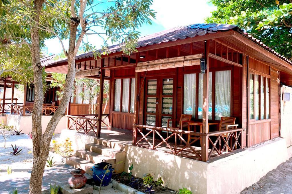 Sylvia Beach Villa Labuan Bajo Exterior photo