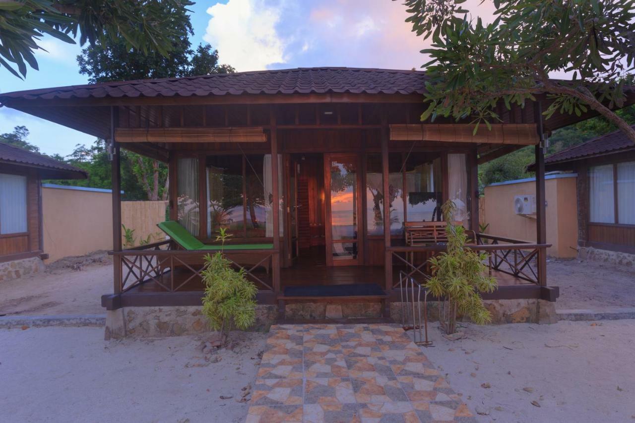 Sylvia Beach Villa Labuan Bajo Exterior photo